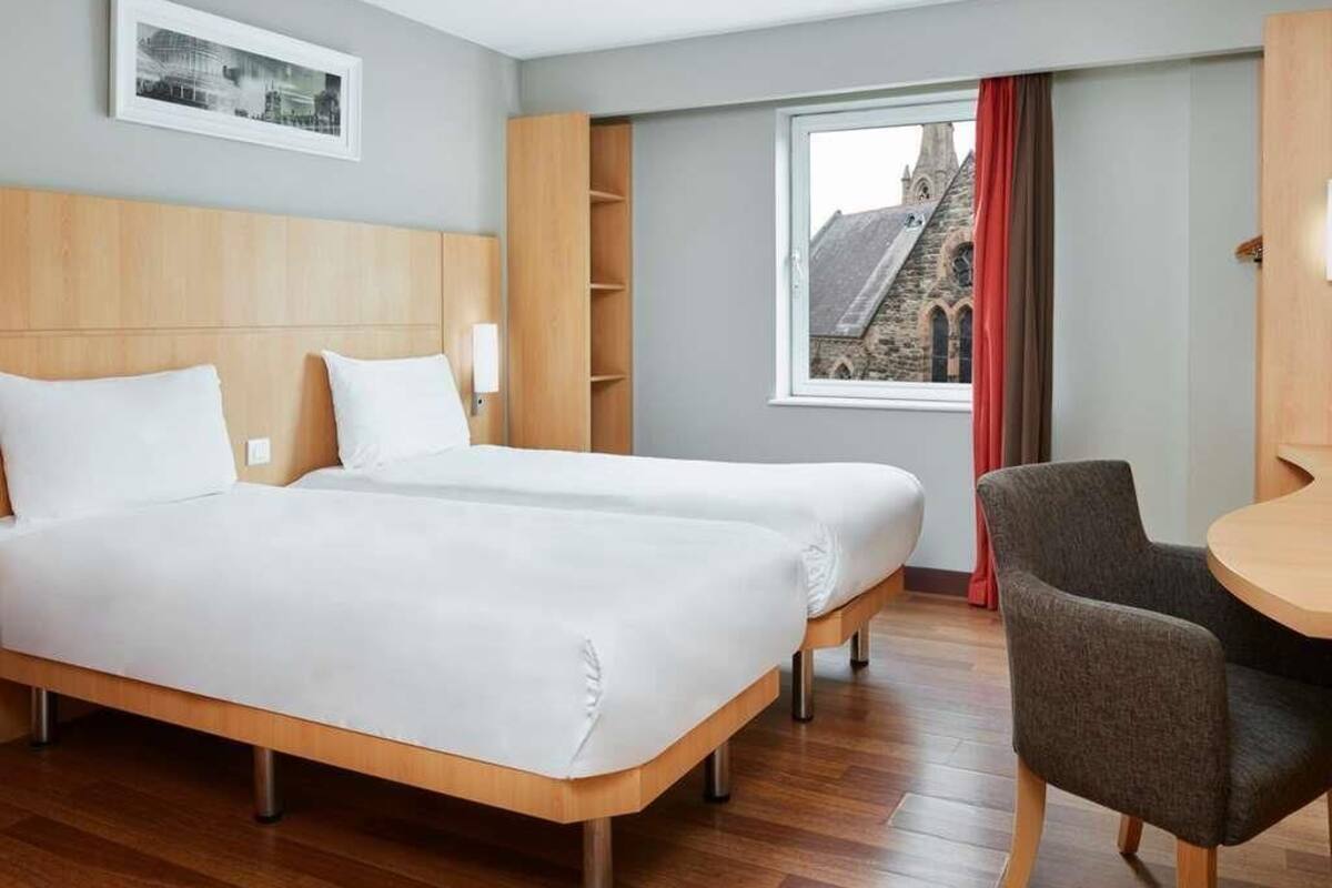 Twin Room, 2 Single Beds | In-room safe, desk, iron/ironing board (on request)