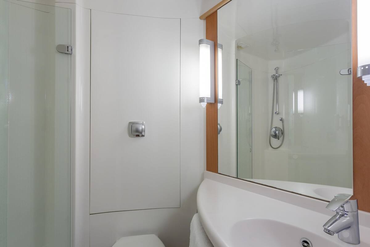 room, 1 double bed, accessible (accessible) | in-room safe, desk, iron/ironing board, free cots/infant beds