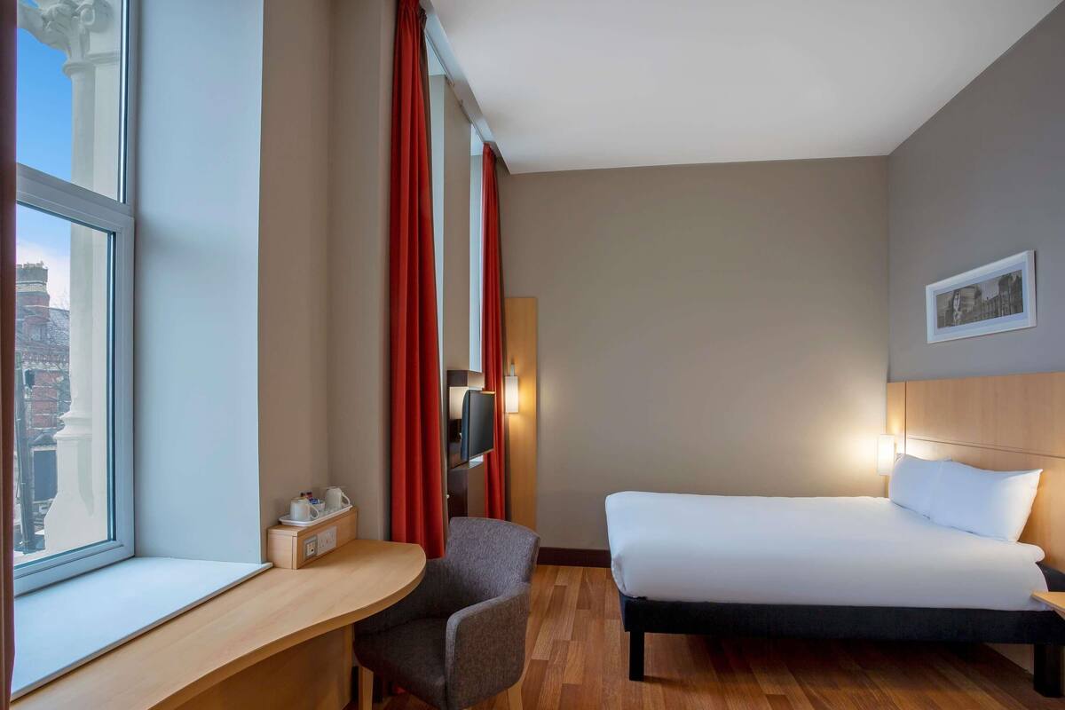 Room, 1 Double Bed, Accessible (Accessible) | In-room safe, desk, iron/ironing board (on request), cribs (free)