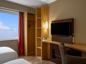 Twin Room, 2 Twin Beds | In-room safe, desk, iron/ironing board, free cribs/infant beds - ibis Belfast Queens Quarter (Belfast)