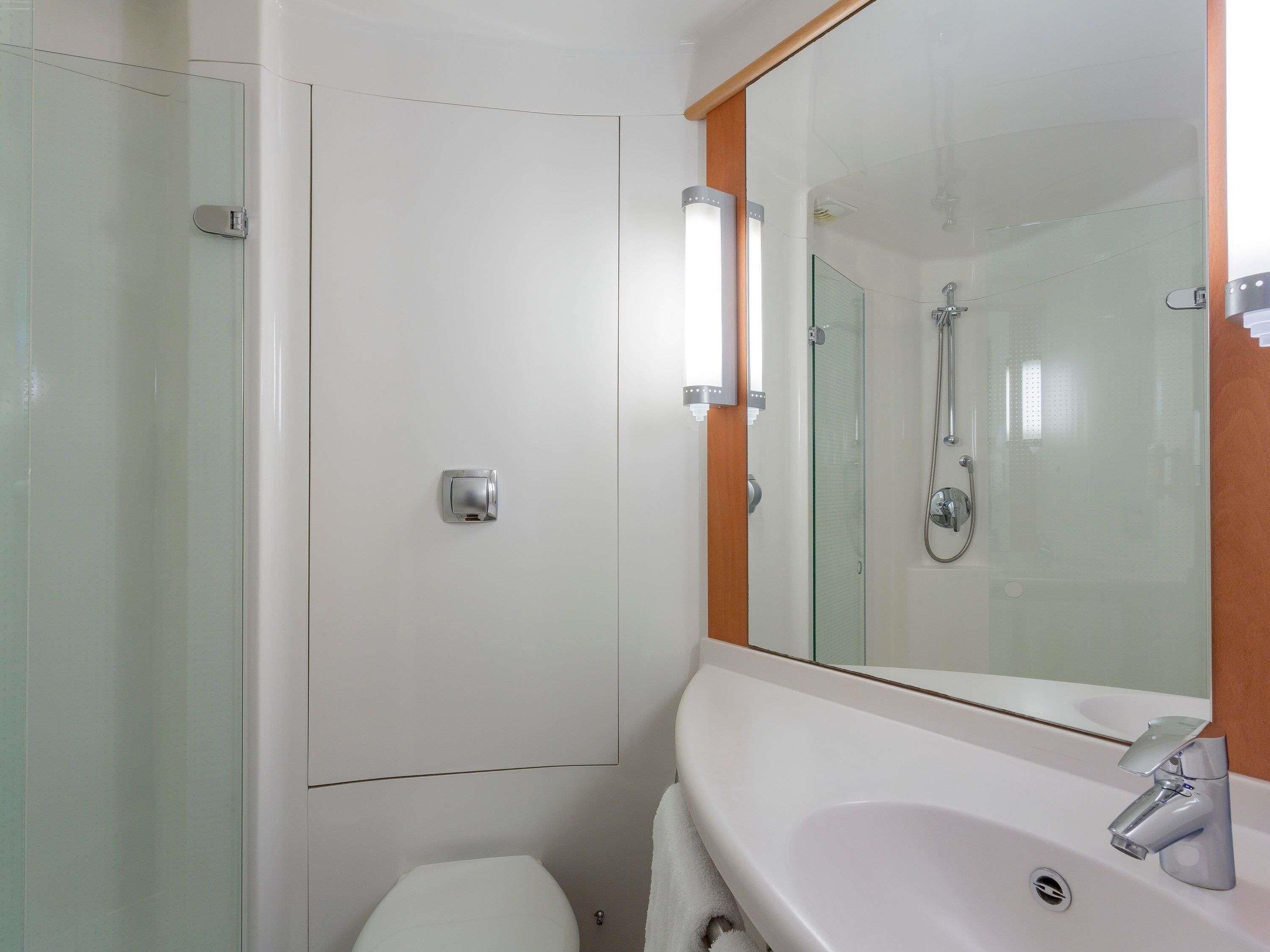 客房内保险箱、办公桌、熨斗/熨板、免费婴儿床