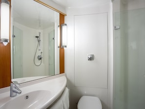 Chambre avec lits jumeaux, 2 lits une place | Salle de bain