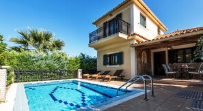 6 outdoor pools, pool umbrellas, pool loungers
