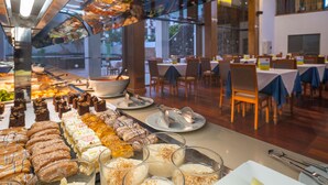 A buffet with various desserts and beverages. - Mansión Nazaret (Teguise)