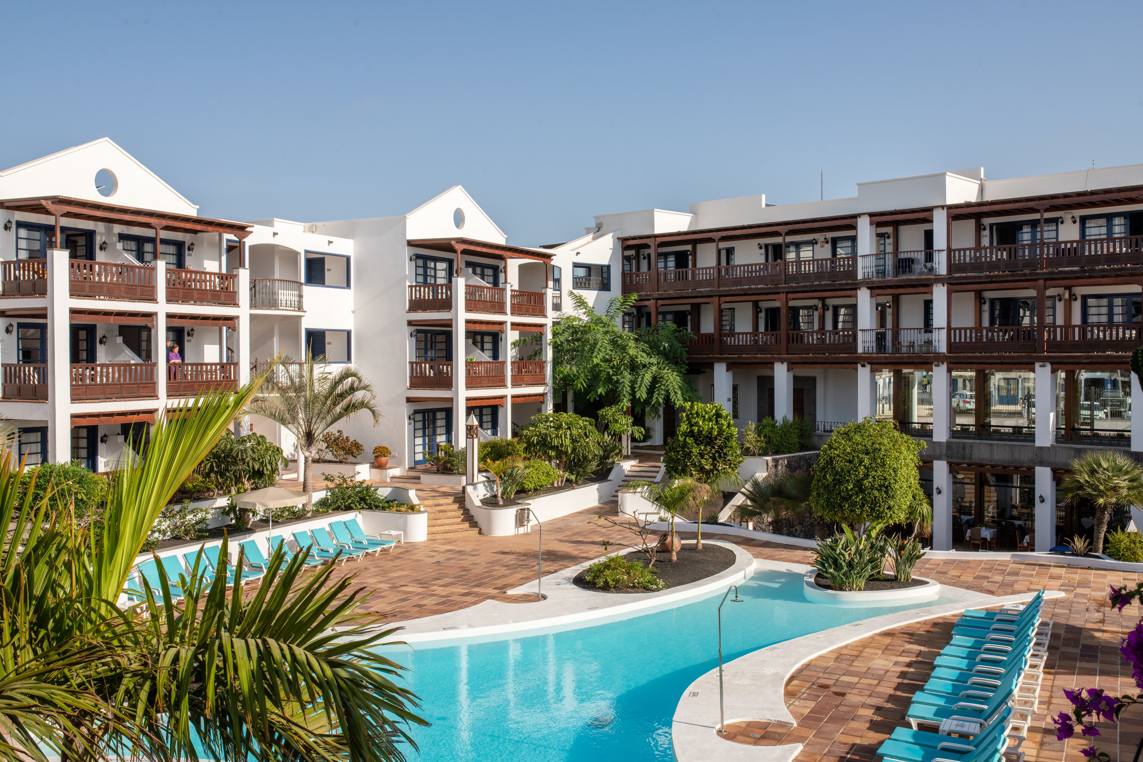 Piscine extérieure, chaises longues