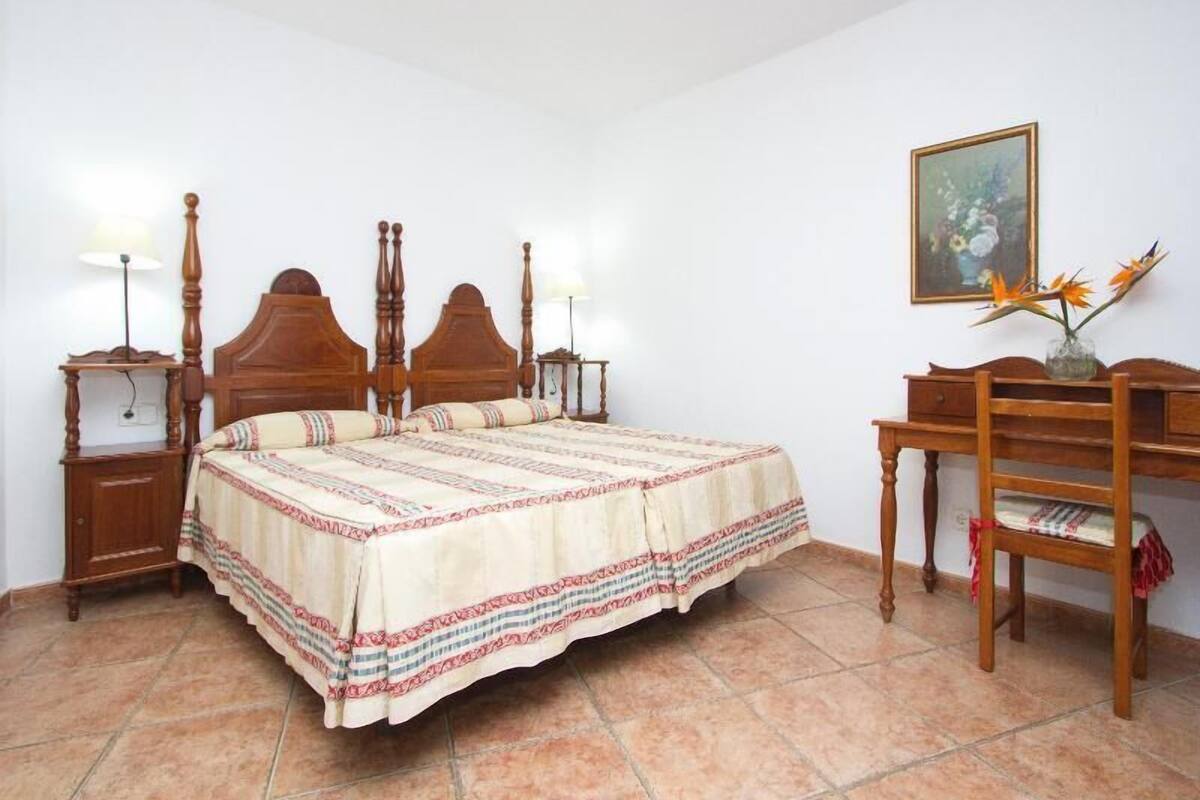 In-room safe, iron/ironing board, WiFi (free), bed sheets