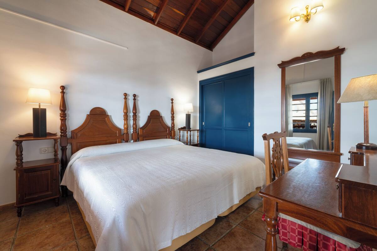 In-room safe, iron/ironing board, WiFi (free), bed sheets