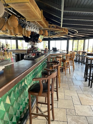 Bar en milieu de piscine