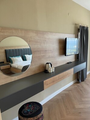 Deluxe Double Room | Minibar, in-room safe, individually decorated, desk - Hotel Carina (Kusadasi)