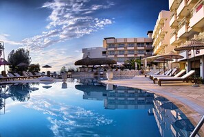 Outdoor pool, open 8:00 AM to 8:00 PM, pool umbrellas, pool loungers - Hotel Carina (Kusadasi)