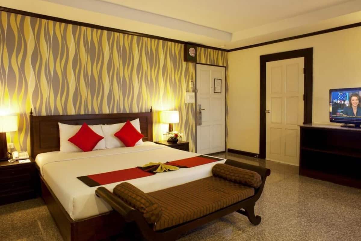 In-room safe, desk, blackout drapes, free WiFi
