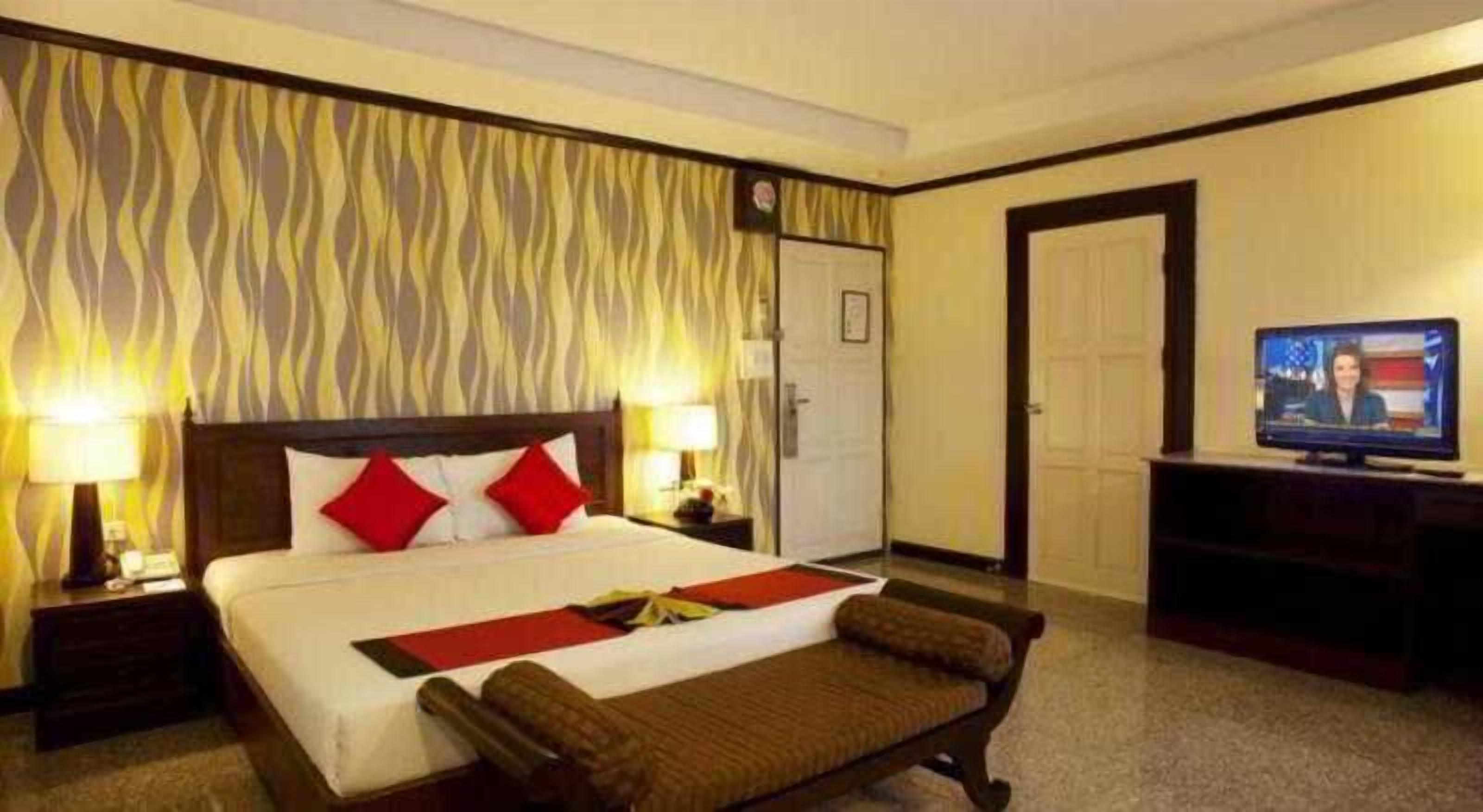 In-room safe, desk, blackout drapes, free WiFi