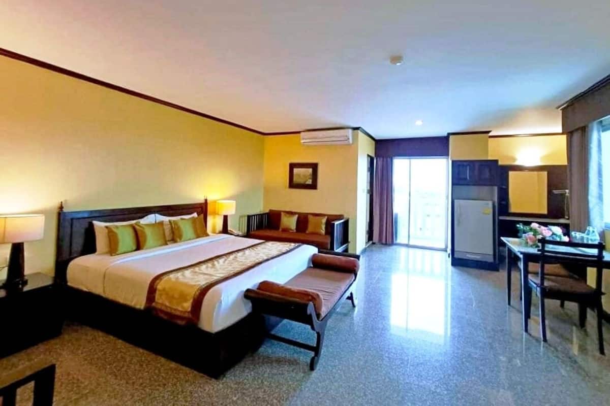 1 bedroom, in-room safe, desk, blackout curtains