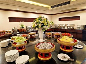 Breakfast, lunch and dinner served  - Royal Peninsula Hotel Chiang Mai (Chiang Mai)