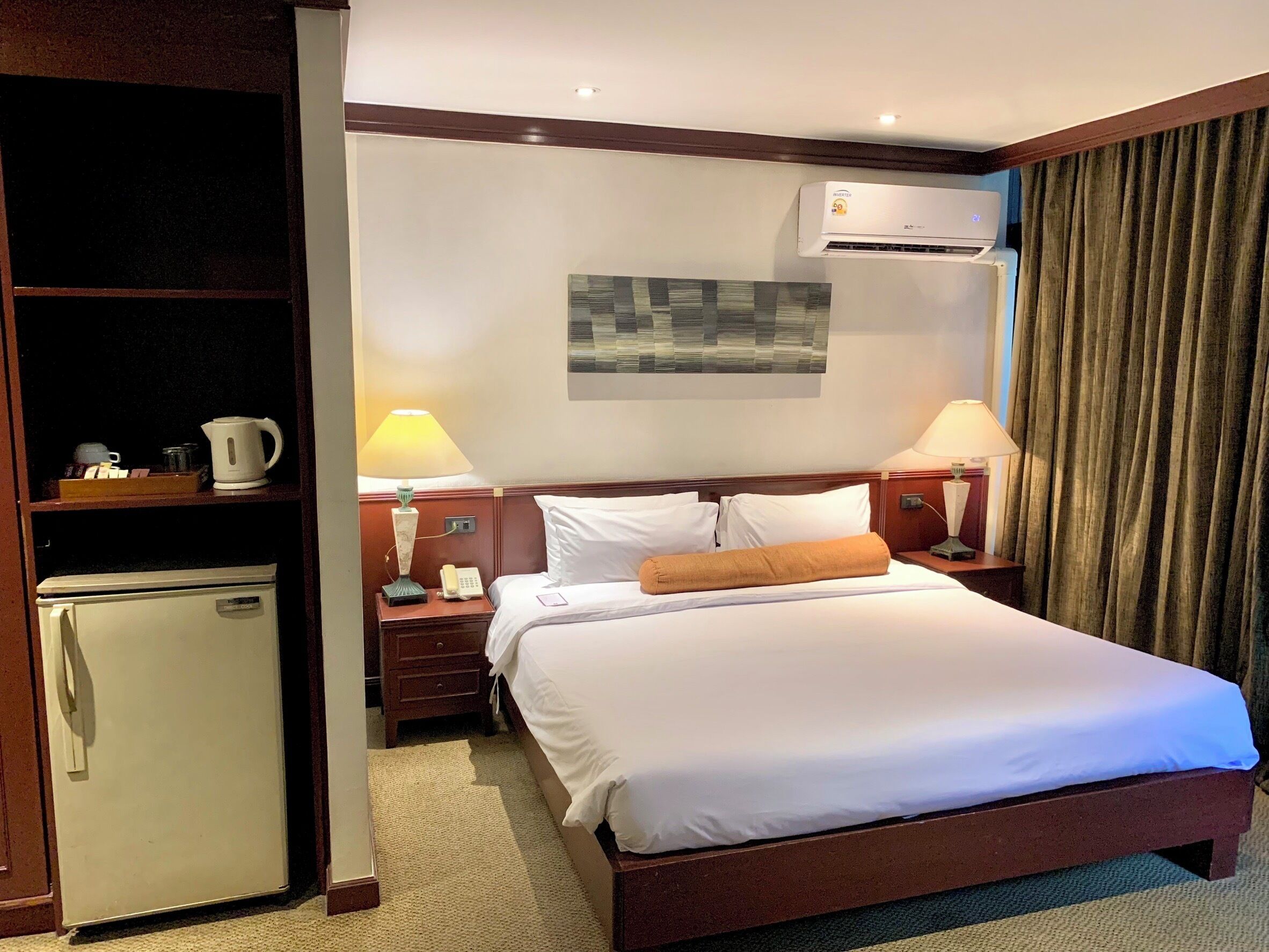 Standard Corner Room, City View | セーフティボックス (室内)、デスク、車椅子でアクセスできる設備