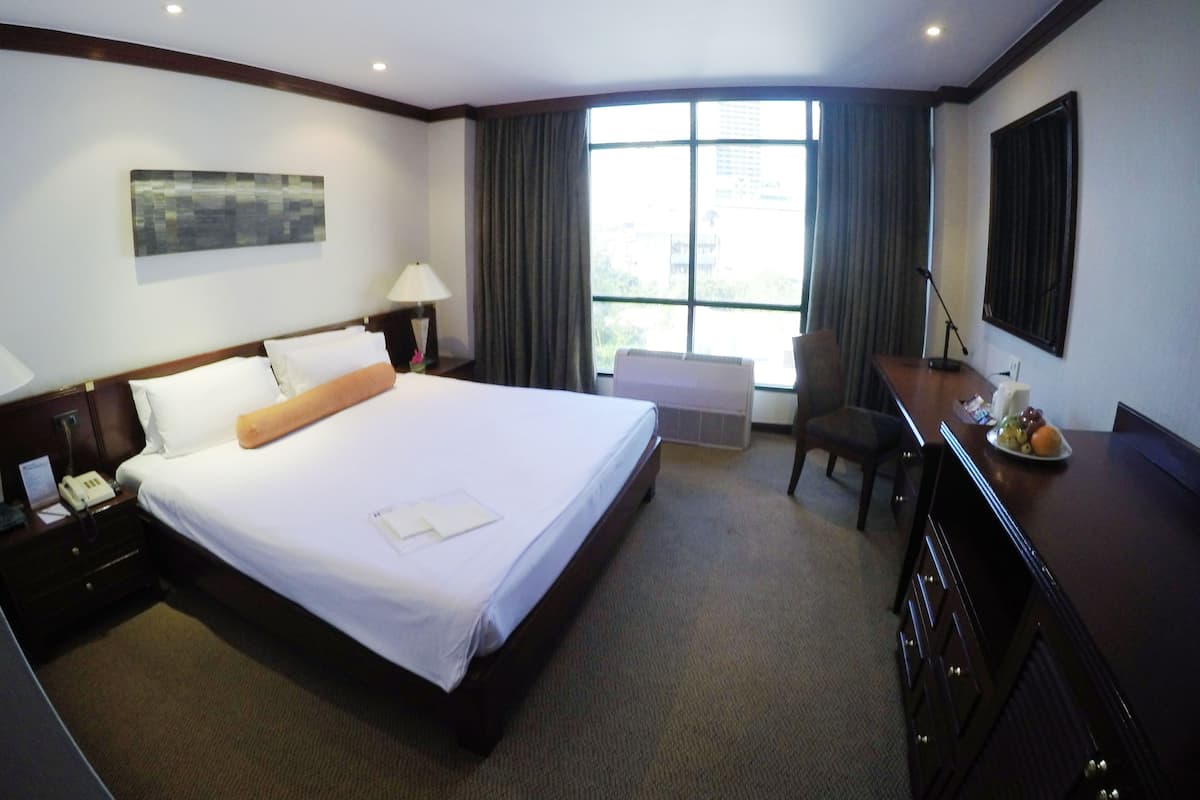 Standard Corner Room, City View | Coffres-forts dans les chambres, bureau