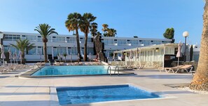 Utomhuspool, parasoller och solstolar