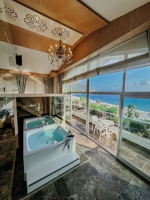 Xperian Deluxe Loft | Egyptian cotton sheets, premium bedding, free minibar items