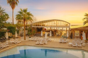 Açık yüzme havuzu, 9 ve 19 saatleri arasında açık, havuz şemsiyeleri 