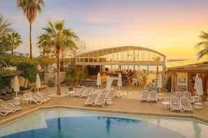 Piscine extérieure, parasols de plage, chaises longues
