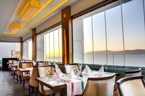 8 restaurants servant le petit déjeuner, le déjeuner et le dîner