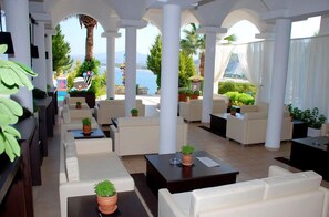 8 restaurants, breakfast, lunch, dinner served; international cuisine