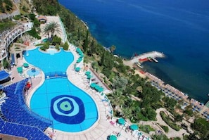 Piscina coberta, 2 piscines a l'aire lliure, para-sols i gandules