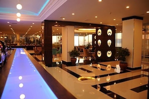 8 restaurants, breakfast, lunch, dinner served; international cuisine