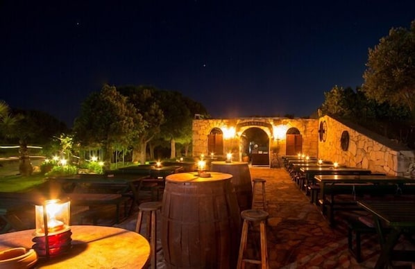 8 restaurants, breakfast, lunch, dinner served; international cuisine