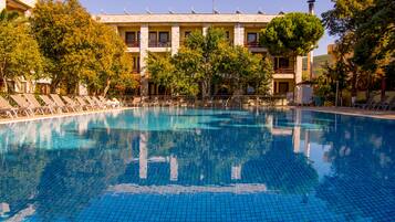 Piscina stagionale all'aperto, lettini
