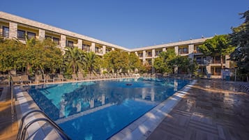 Piscina stagionale all'aperto, lettini