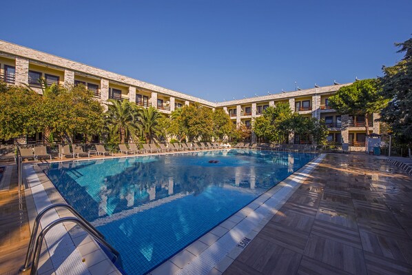 Seasonal outdoor pool, pool loungers