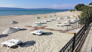 私人海灘、免費海灘小屋、海灘接駁車、躺椅