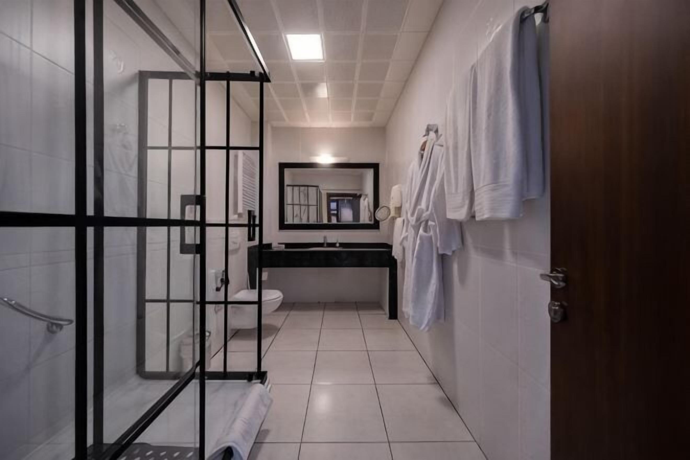 Baño | Amenidades de baño gratuitas, secadora de cabello, pantuflas, toallas 