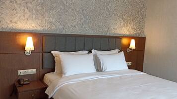 Suite Deluxe, 1 grand lit | Minibar, coffres-forts dans les chambres, bureau, chambres insonorisées