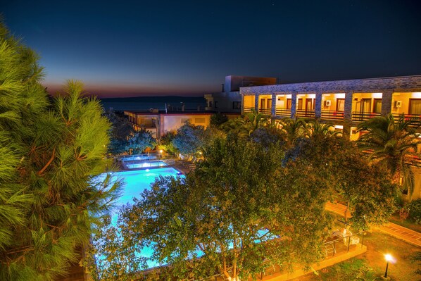 华丽双人房, 1 张特大床, 海景 | 阳台景观