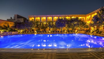 Facciata della struttura - sera/notte