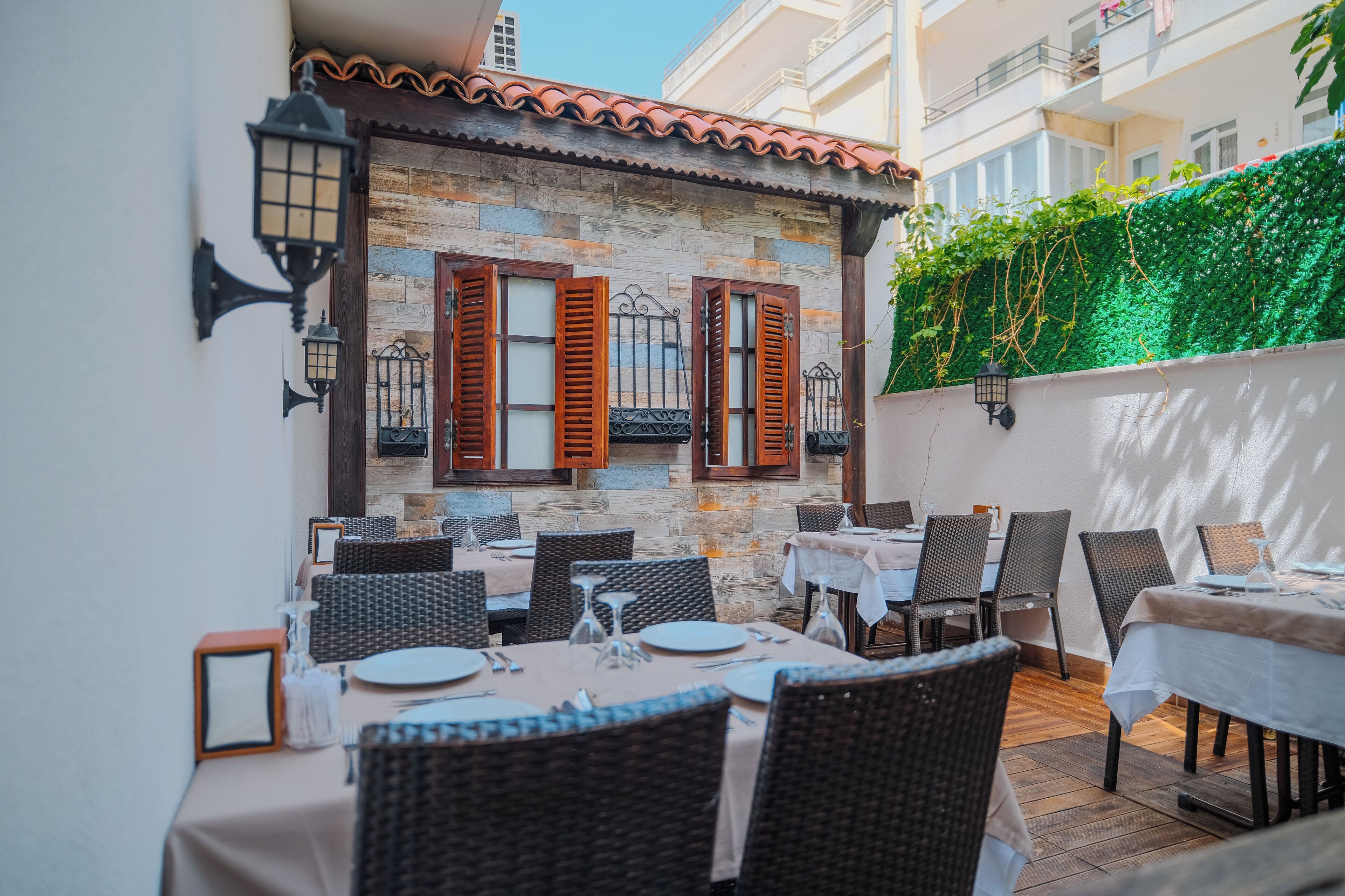 2 restaurantes, se sirven desayunos, comidas y cocina internacional