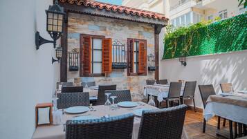 2 restaurants, breakfast, lunch, dinner served; international cuisine