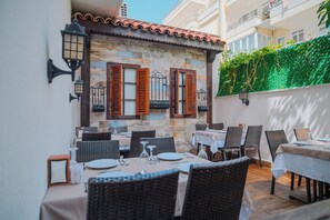 2 restaurants, spécialités Cuisine internationale