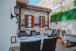 2 restauranter, frokost, lunsj og middag serveres, internasjonale retter