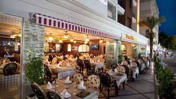 2 間餐廳;供應早餐、午餐、晚餐;多國菜