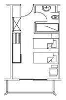 Plano de un cuarto de hotel con cama, escritorio, silla, armario y baño.