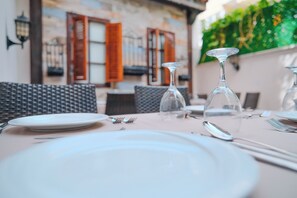 2 restaurants, spécialités Cuisine internationale