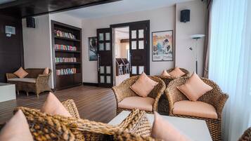 57-cm LCD TV with satellite channels, TV