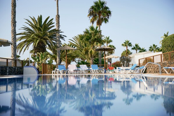 7 outdoor pools, pool loungers