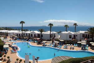 7 piscinas al aire libre, tumbonas