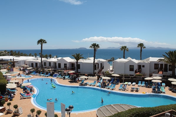 7 outdoor pools, pool loungers
