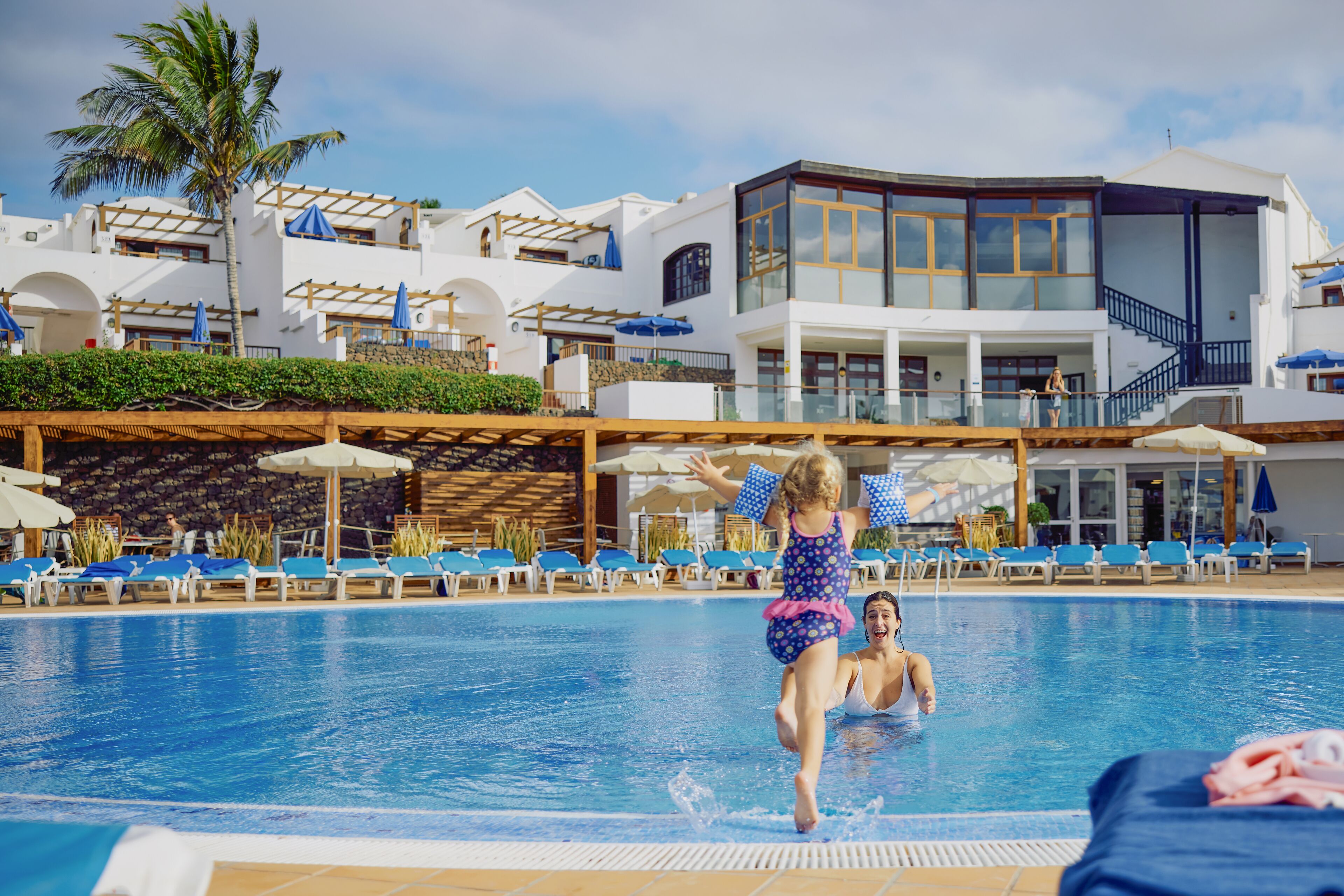 7 outdoor pools, sun loungers