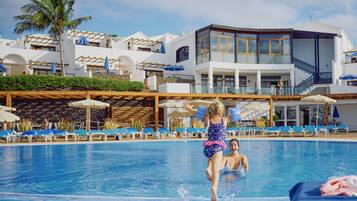 7 outdoor pools, sun loungers